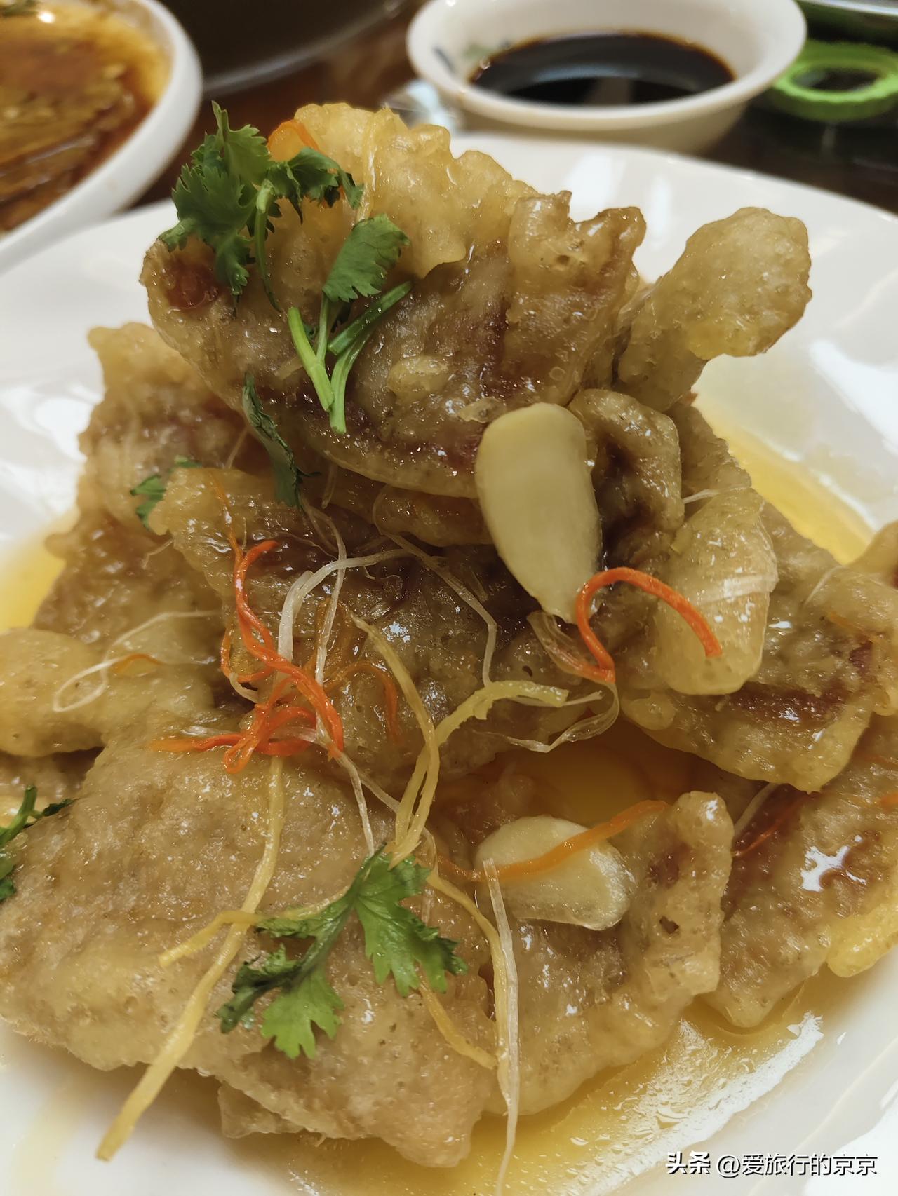 夏日生活打卡季东北特色美食，牛肉锅包肉，酸酸甜甜的，外焦里嫩，咬一口满口留香..