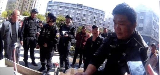 8 次抱灭火器冲进火场，，被街坊狂赞：“后生‘杀甲’（厉害）！