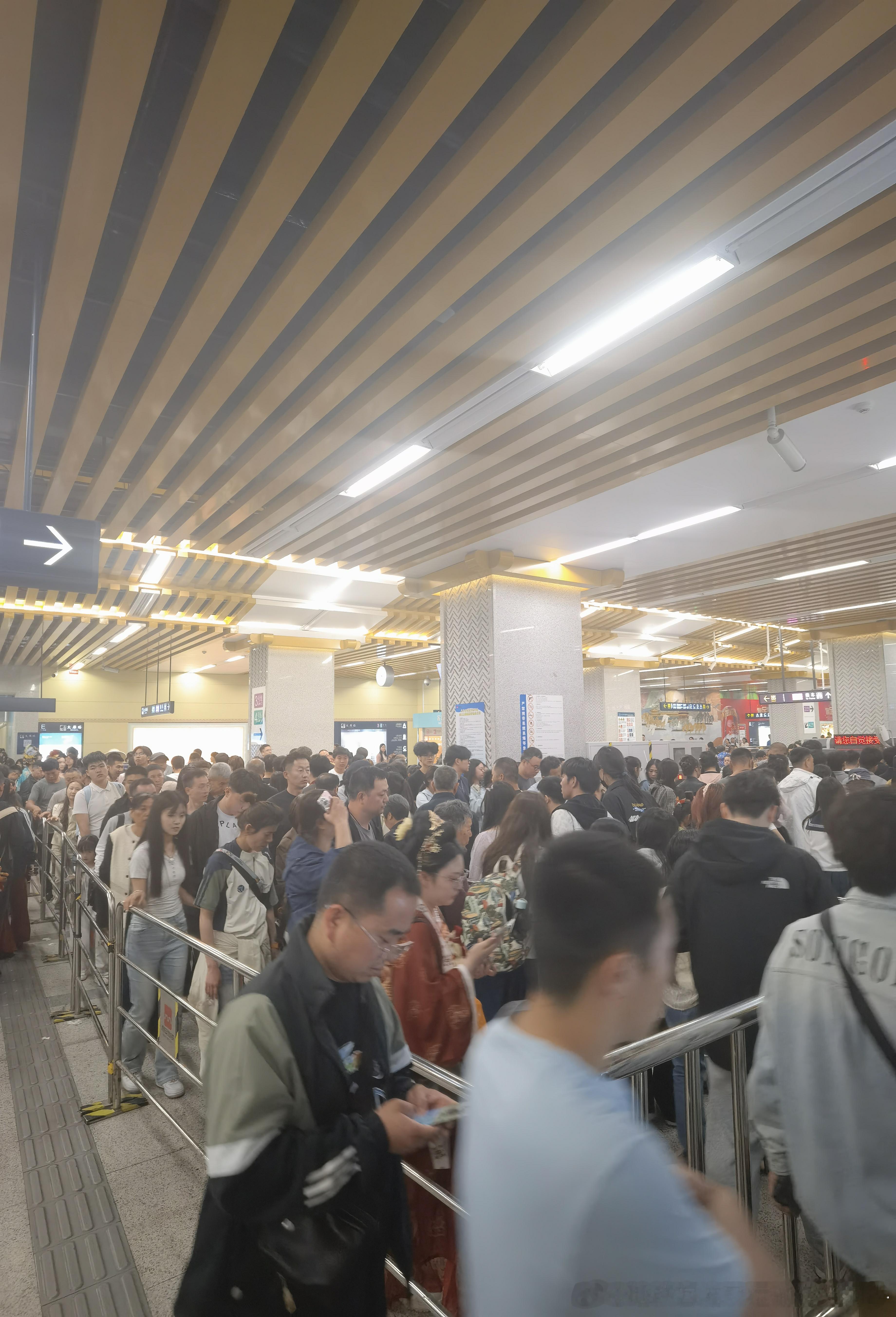 西安地铁 网友：昨晚（2026-05-02）22点30分，西安地铁3号线（4号线