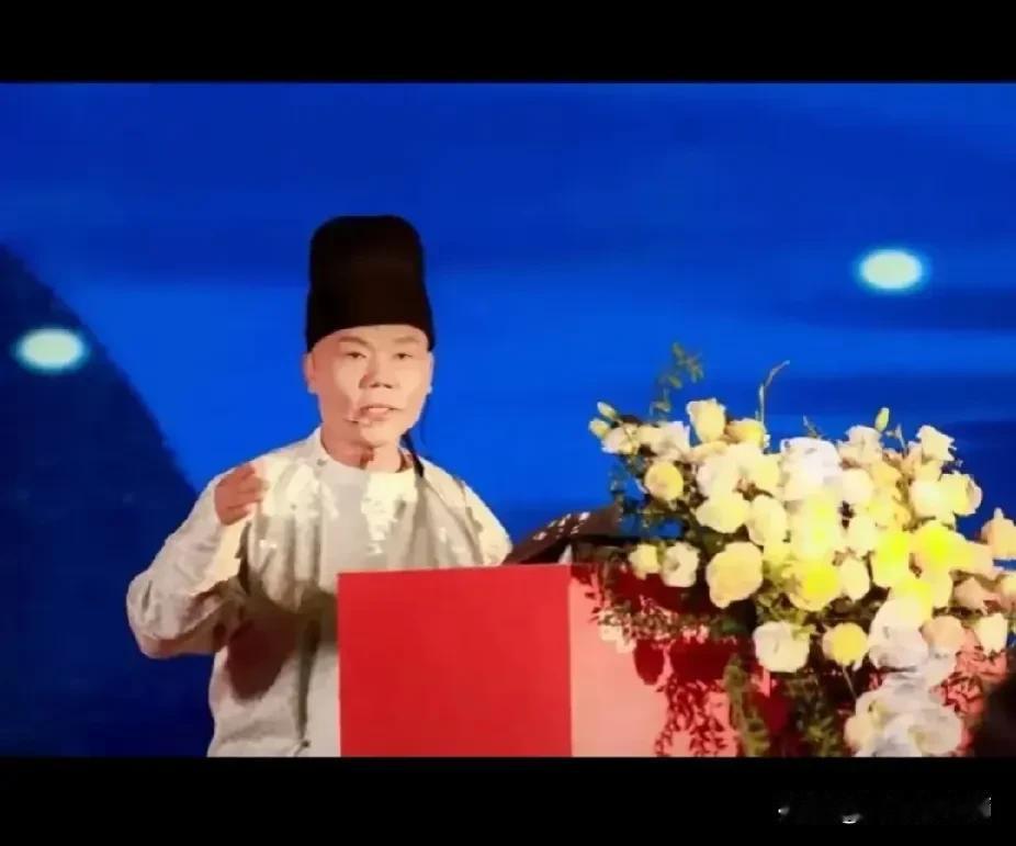 司马南与三国国庆节
美国驻中国大使馆邀请他参加美国国庆招待会，他去了，而谈笑风生