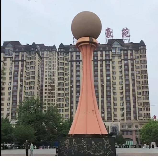 〔城市广场上的雕塑〕
        广场中央矗立着一座气势恢宏的雕塑，粗壮立柱