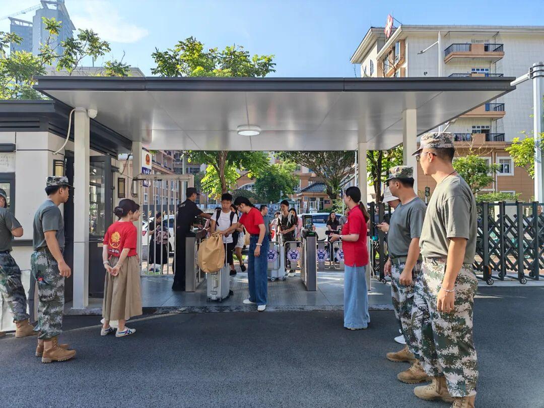 刚刚在广州市黄埔区某民办学校公众号发布的文章，该校昨天就开始军训了，要军训2个星