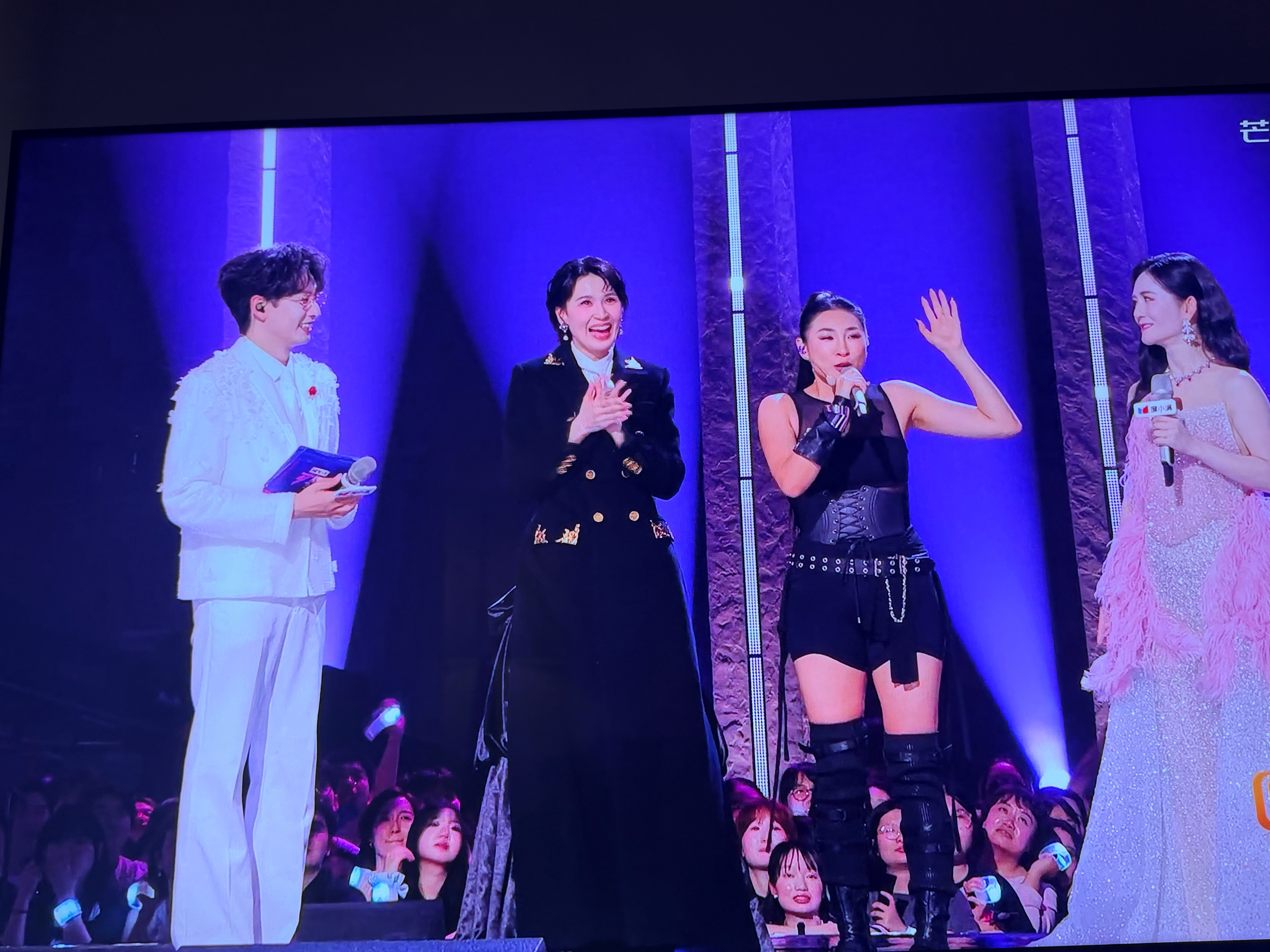 浪姐直播这一趴不好笑，很尬，进度快一点吧……姐姐们每个人都在说自己，考虑一下观众