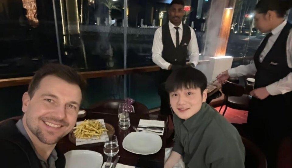 在乒乓球最高领奖台上，你最大的对手，正偷偷成为你最强的后盾。
波尔和樊振东，把对