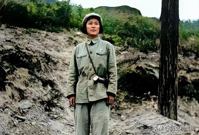 她是抗日名将戴安澜将军的女儿，貌美如花，1950年，年仅15岁的戴藩篱继承父亲报