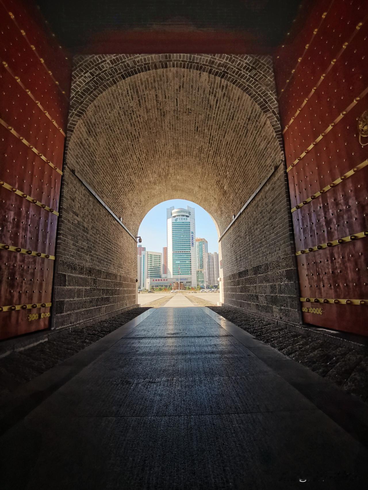 生日，爷孙重走儿时路。
On His 18th Birthday: A Walk