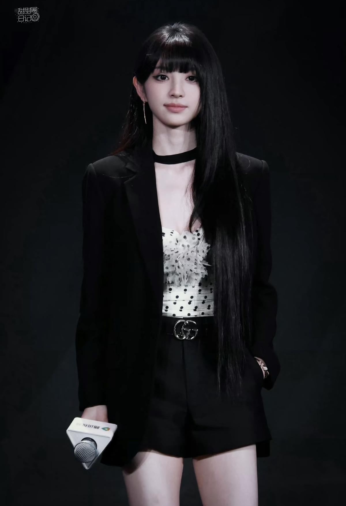 田曦薇限定黑长直造型！西装御姐风，甜妹和酷感完美融合[比心][给力]娱乐明星