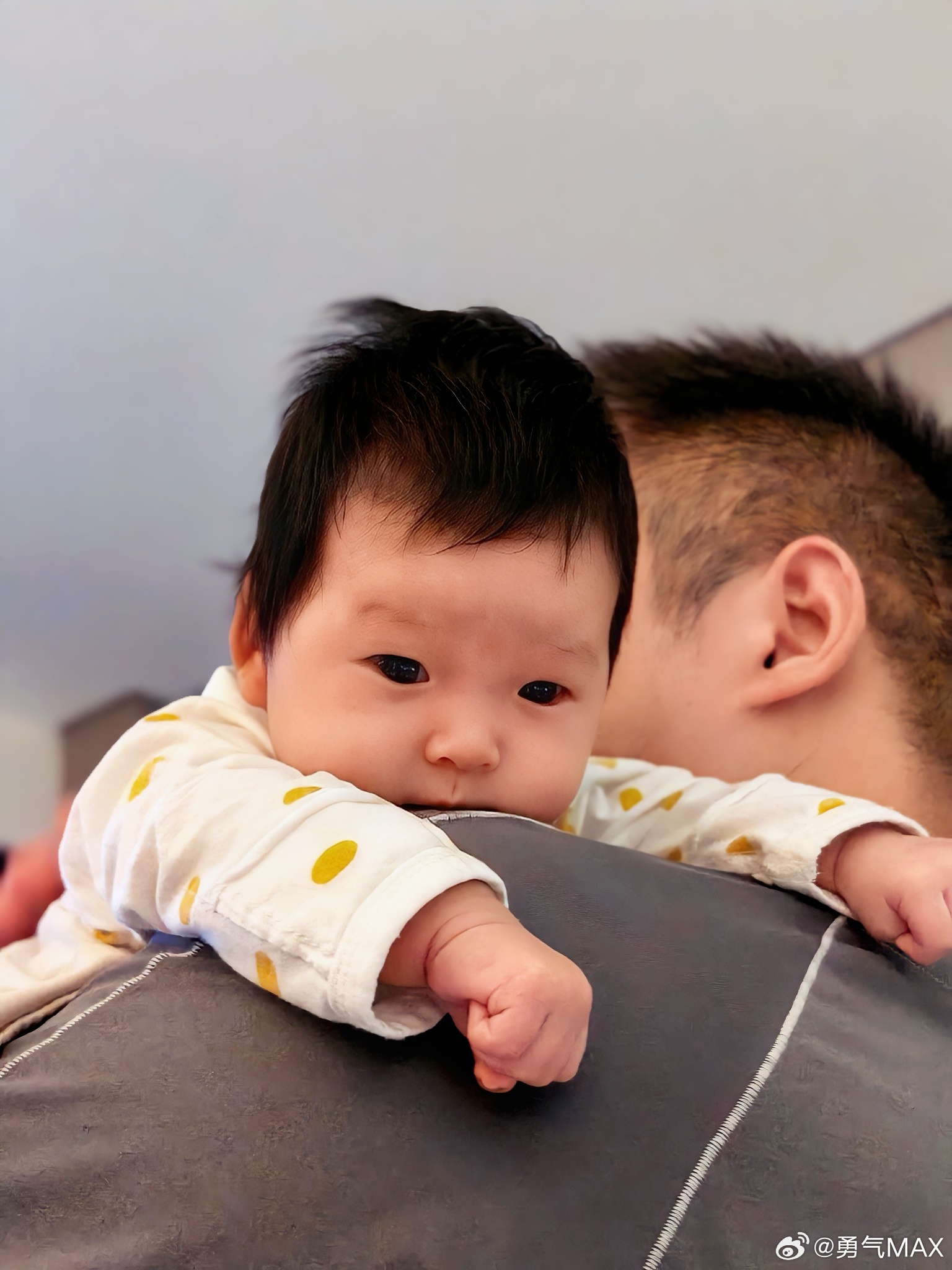 仿佛打开了一本婴儿使用说明书  当爸爸后才知道带小孩这么辛苦昨天大半天没睡在吃奶