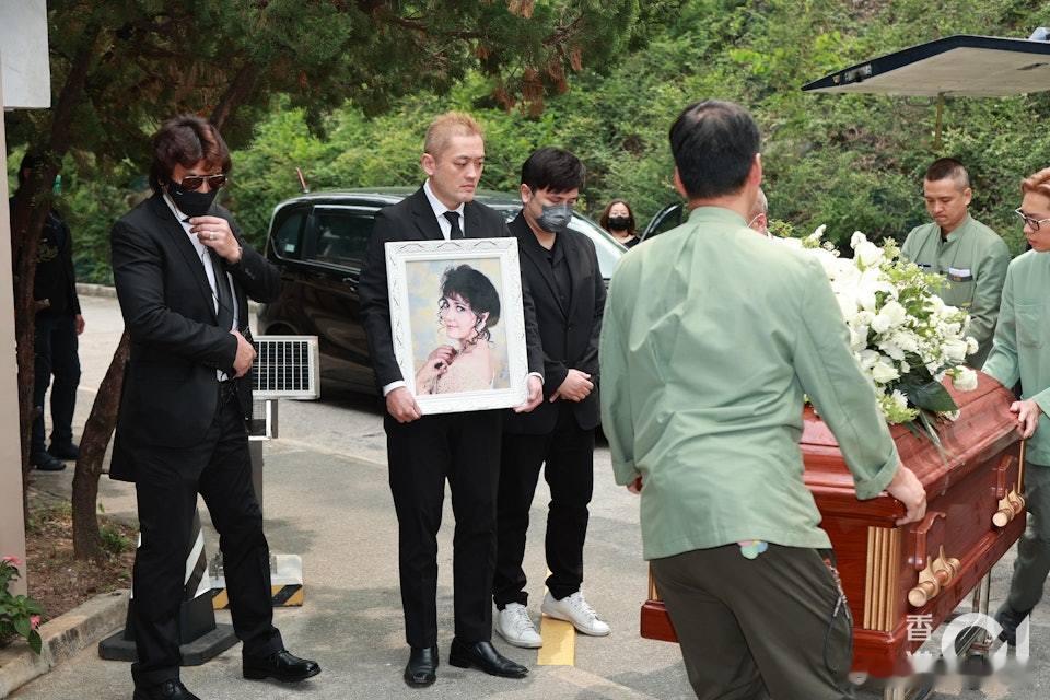 阿妈走咗，李泳汉还有心思染金发，一副古惑仔的打扮，说他孝顺，呸！ 