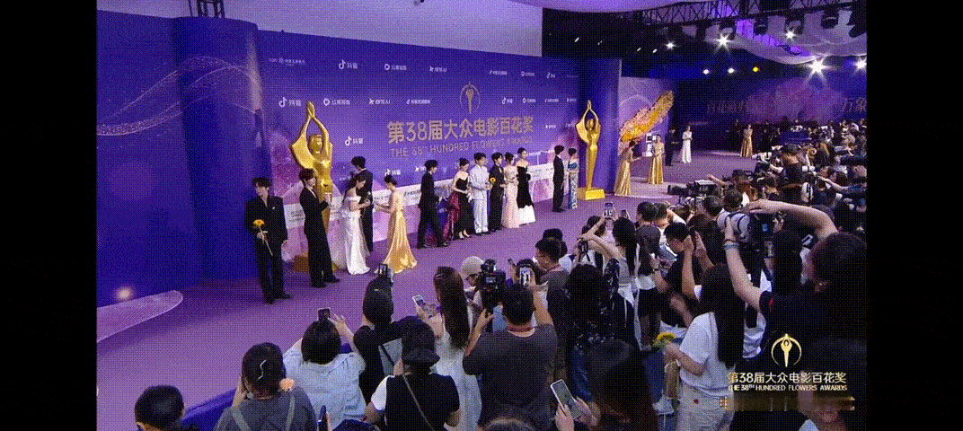 陈添祥百花奖红毯百花奖红毯名场面预定，陈添祥一身修身黑西装亮相。剪裁干净利落，最