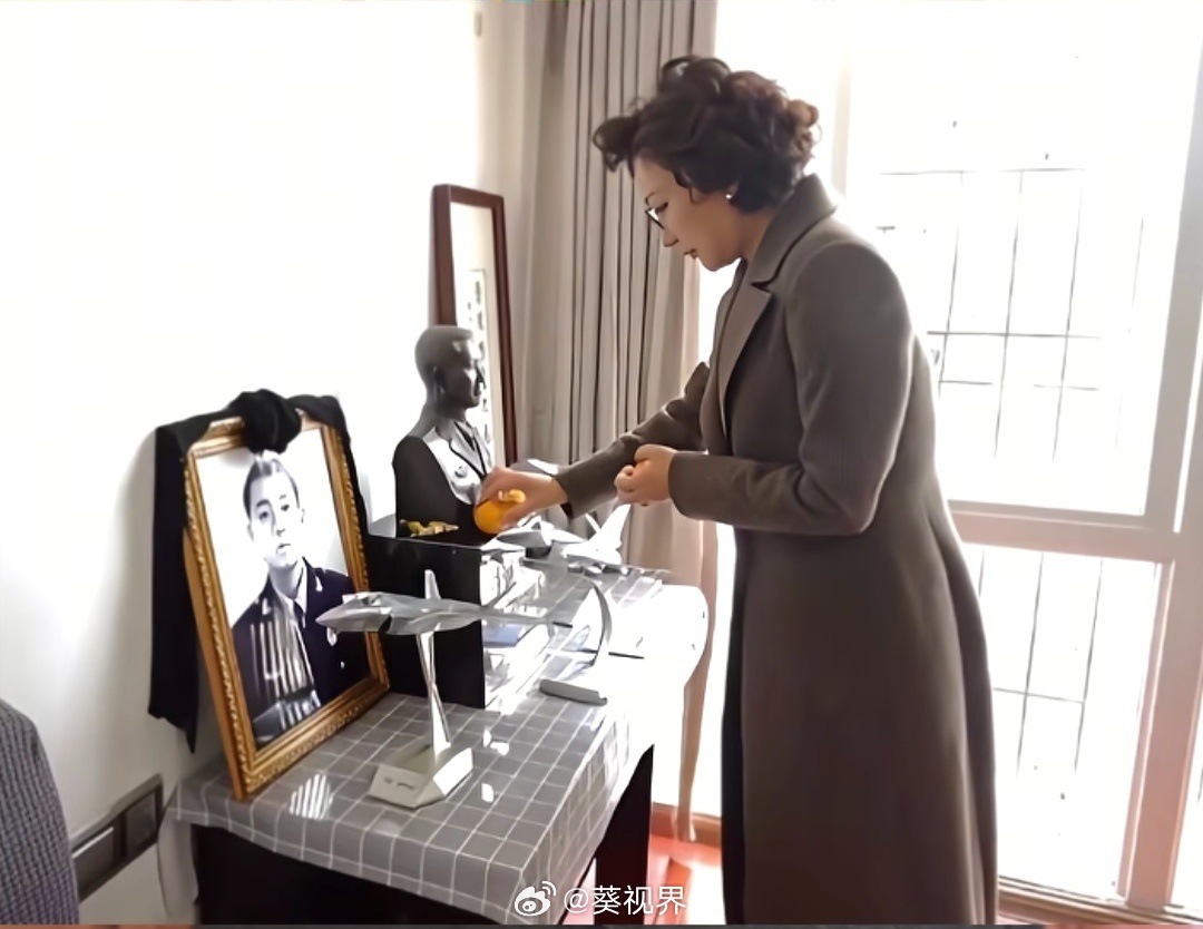 搜陈祥榕的视频，居然搜到刘滨两次去他家里慰问，最近一次，她将一颗颗砂糖橘摆在陈祥
