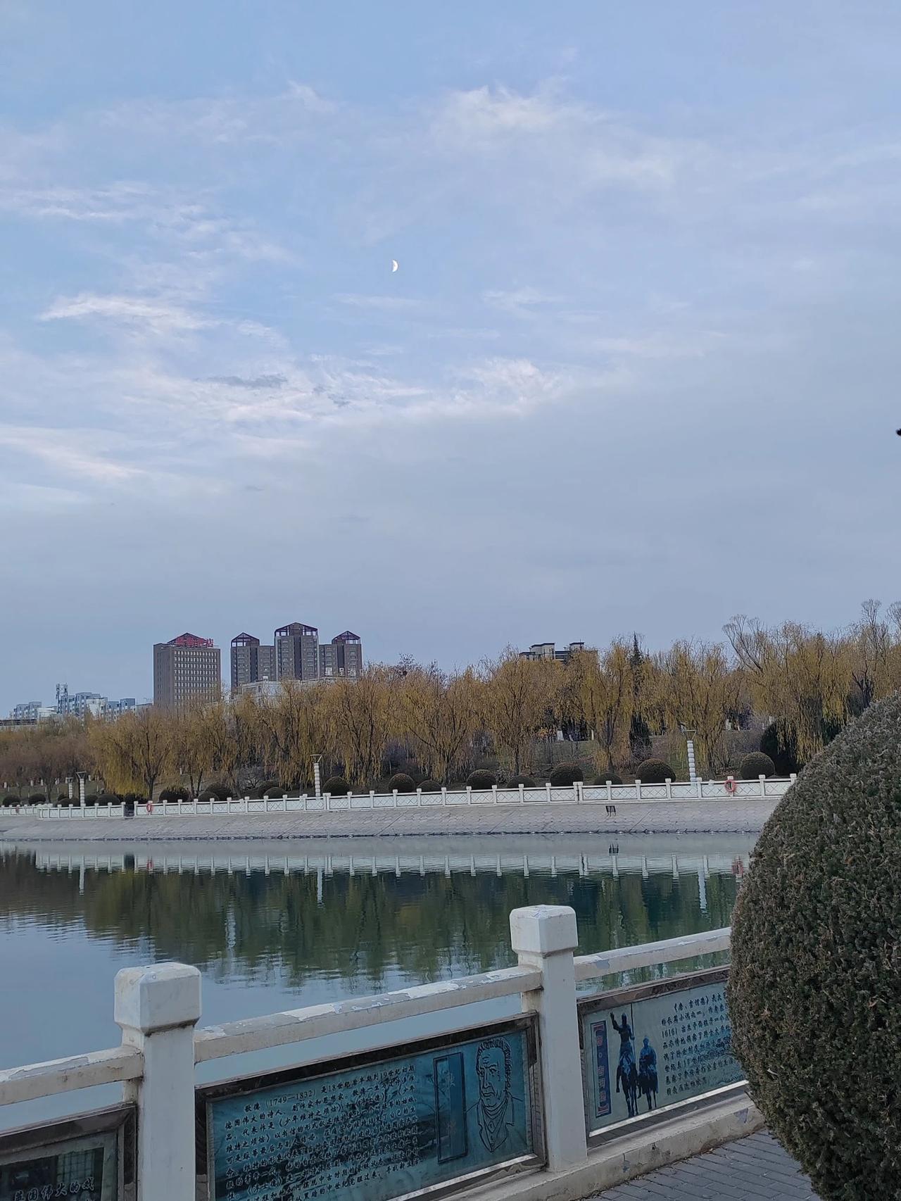 #分享一张手机里的湖照片#戈壁湖畔的秋天