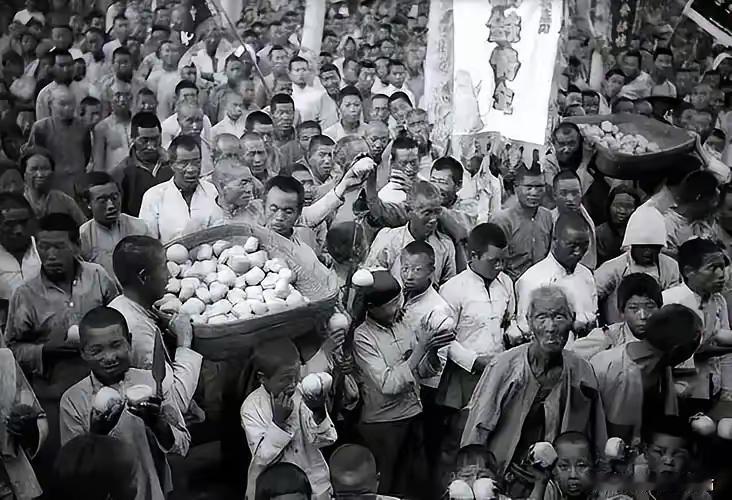 1948年，有一个国民党士兵饿得实在受不了了，跑到了解放军阵地，竟然背回一袋子馒