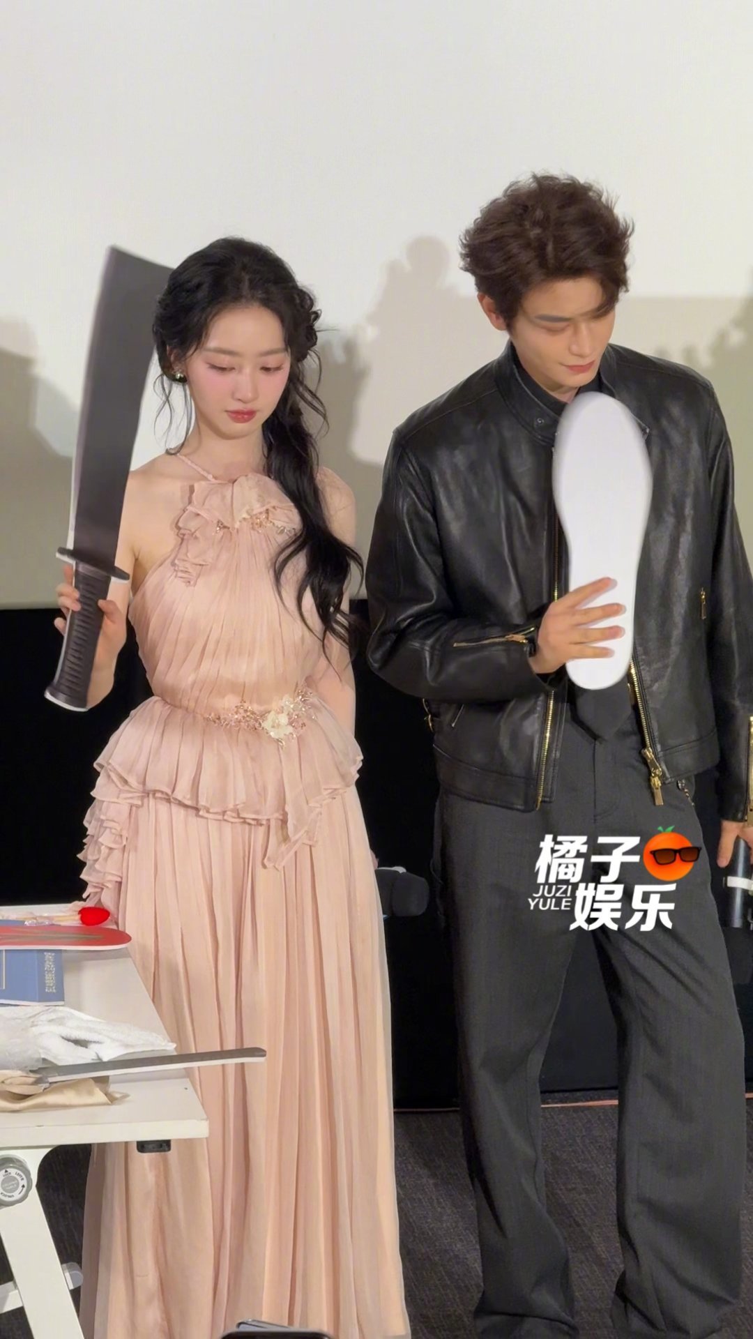 邓恩熙萌妹扛大刀反差感直接拉满可可爱爱的小表情邓恩熙萌妹扛大刀邓恩熙扛刀小表情
