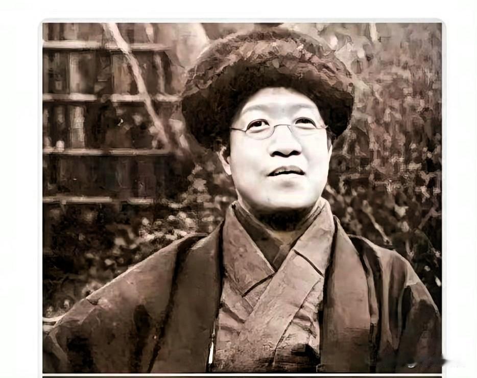 1914年1月7日，章太炎手持羽扇、以勋章作扇坠前往总统府求见袁世凯。袁世凯避而