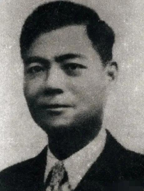 1943年，陈潭秋遇害后，妻子在狱中生下遗腹子，后改嫁老红军，新婚时对儿子说：“