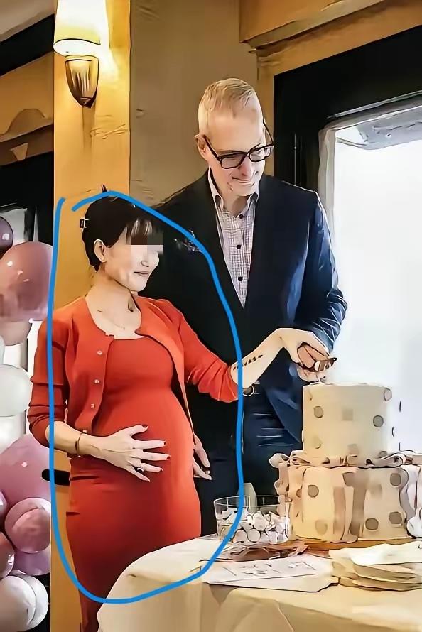 南京这位陪读妈妈挺着孕肚，和72岁美国教授切蛋糕的照片，扎了无数国内中年男人的心