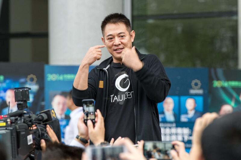 近来刷视频时发现，娱乐圈不少老牌明星的状态堪称“逆生长”，李连杰的转变只是其中之