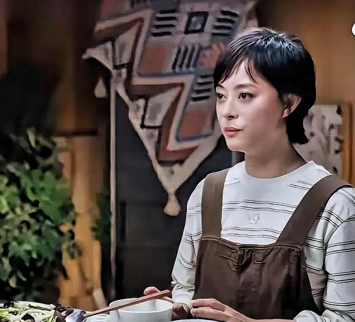 小花被同学追着问：你爸妈是不是要离婚。

问她的同学，是从自己爸妈饭桌上听来的。