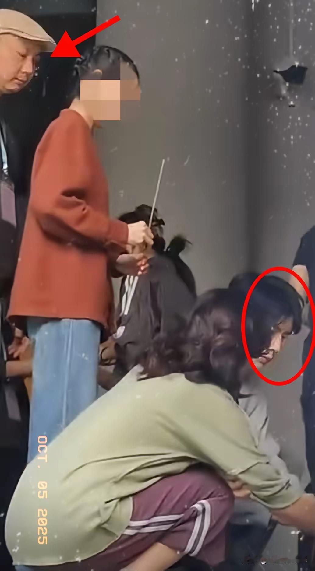 不查不知道，
一查我也是无语了，
杜强管理的真的太严格了，连艺人直播时的状态都要