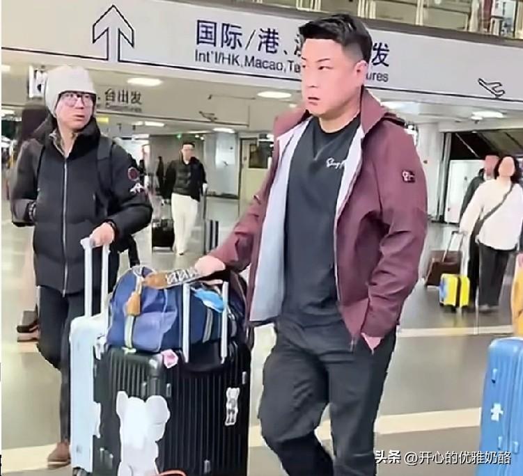 王皓出发重庆冠军赛，机场造型又酷又帅。
都说王皓出发时光鲜亮丽，归来时就是灰头土