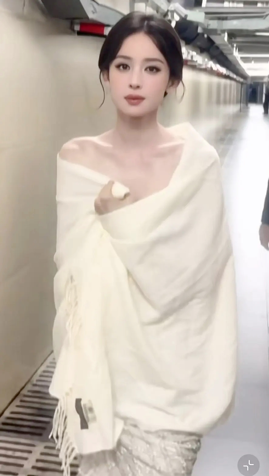 妆造是找对了，但是太瘦了啊，为什么身上那么瘦但是脸还是可以保持饱满紧致。 ​​​