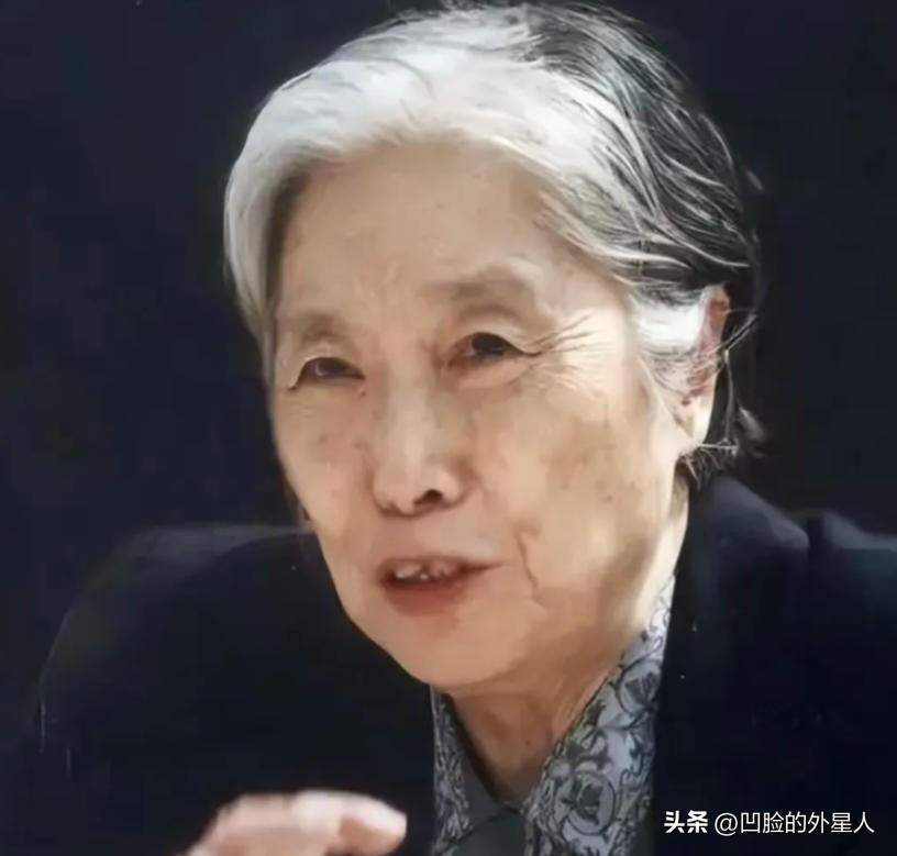 2006年，王光美因病去世。临终前，她突然向女儿刘亭抱拳作揖，虚弱地说：“女儿，