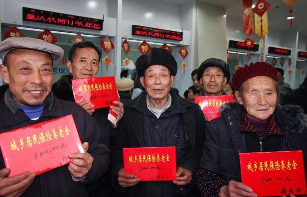 2026年农民养老金涨20元，山东年满65岁农民，每月能领900元吗？
很多人一