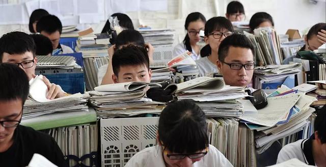 从2026年起，全国中小学不准买校外试卷了，不管纸质还是电子版，一律禁止。这条消