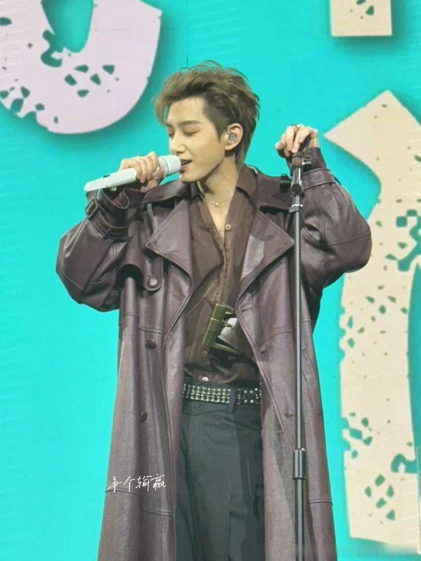 范世錡 有点羞耻但还是想说 范世錡演唱会上粉丝的口号，是他们之间爱的纽带。“范世