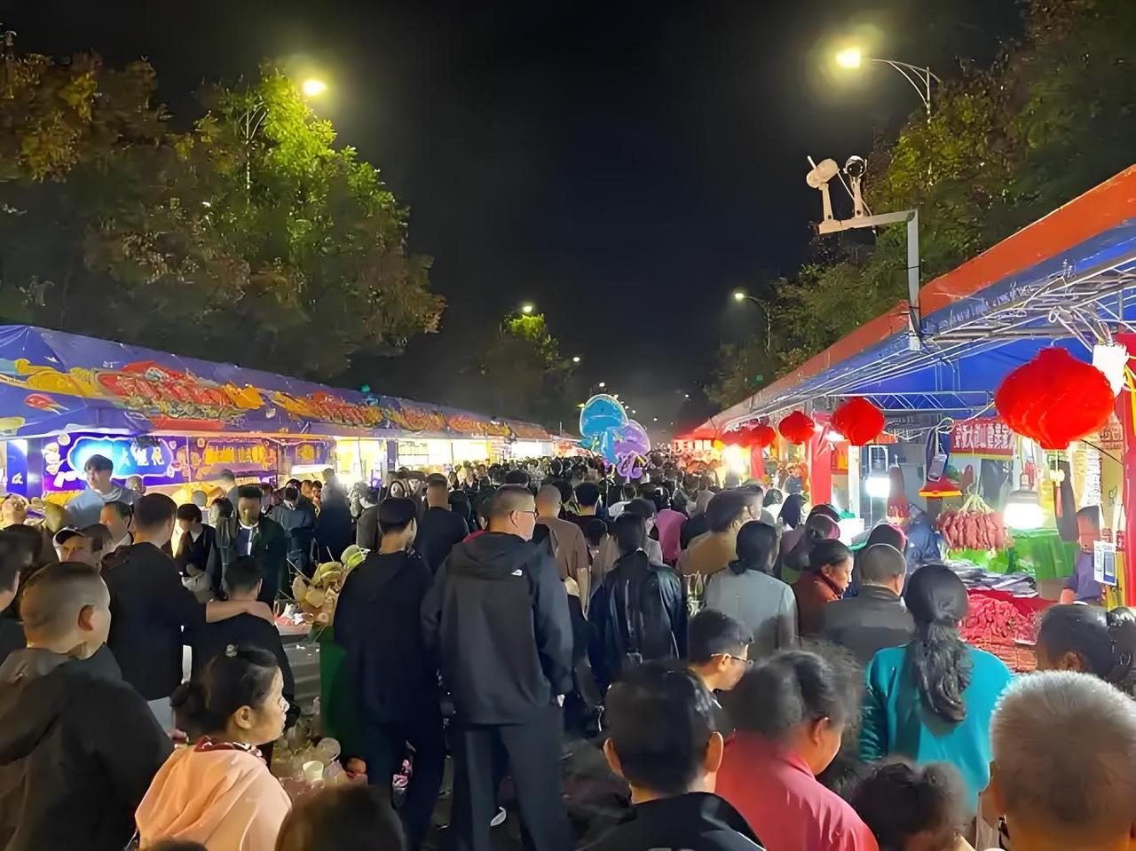 黄石新天地夜市必须得去尝尝啊！这里有 300 + 美食商户集中开火，从街头网红爆
