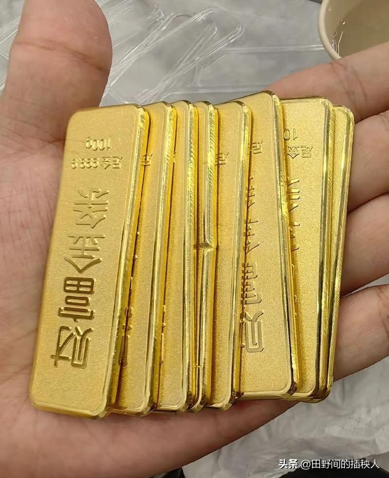 现在卖黄金和买黄金的，
估计都要悔到拍大腿！
不是金价还在跌，而是315刚到，多