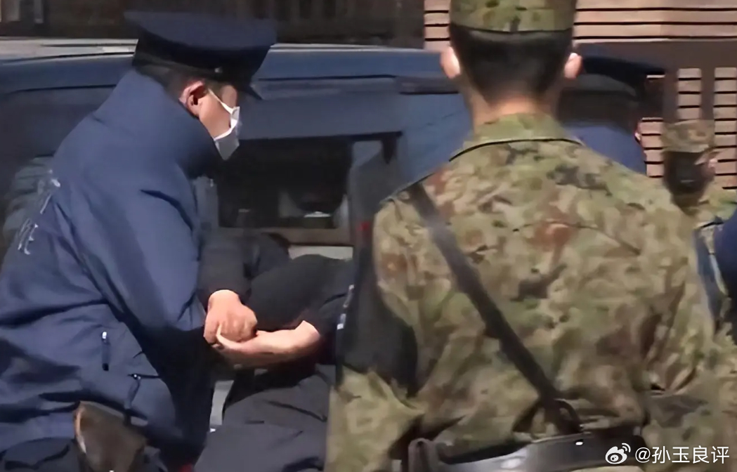 【日本降低与中国关系火上浇油，孙玉良：军国主义卷土重来迎接斗争】日本自卫队一名现