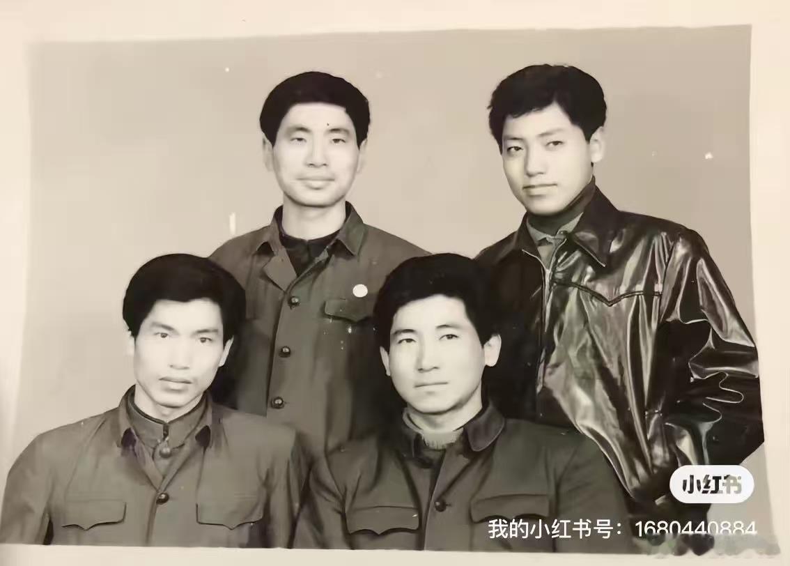 兄弟情义深我们家哥四个，还有一个姐姐，姐姐比较大了，所以，跟我们玩儿不到一块儿。