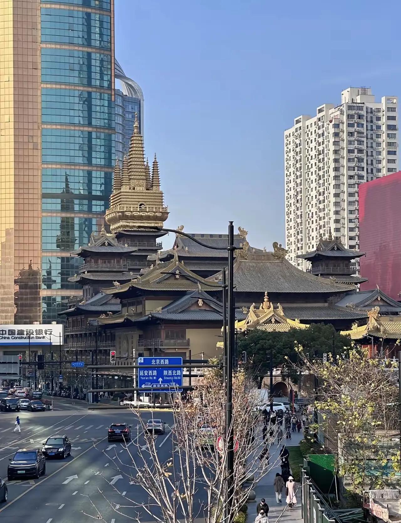 这是哪个地方？好像是外国的唐人街。能猜到是哪个国家吗？