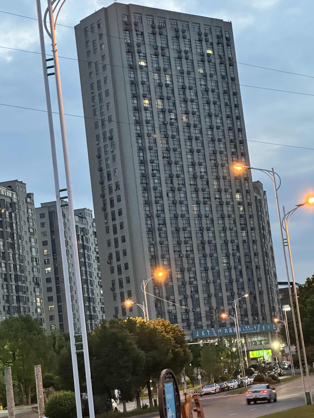 楼上两户租户差不多时间退租了，还有一户租户也说要退租，这是到了退租潮了吗？

父