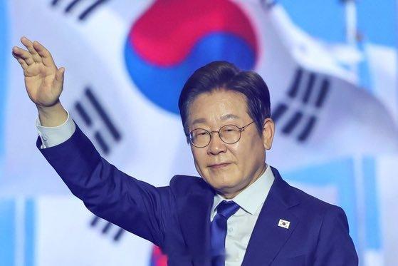 韩国最高法院裁定将李在明案发回二审法院重新审理李在明参加总统大选之路再添波折。 