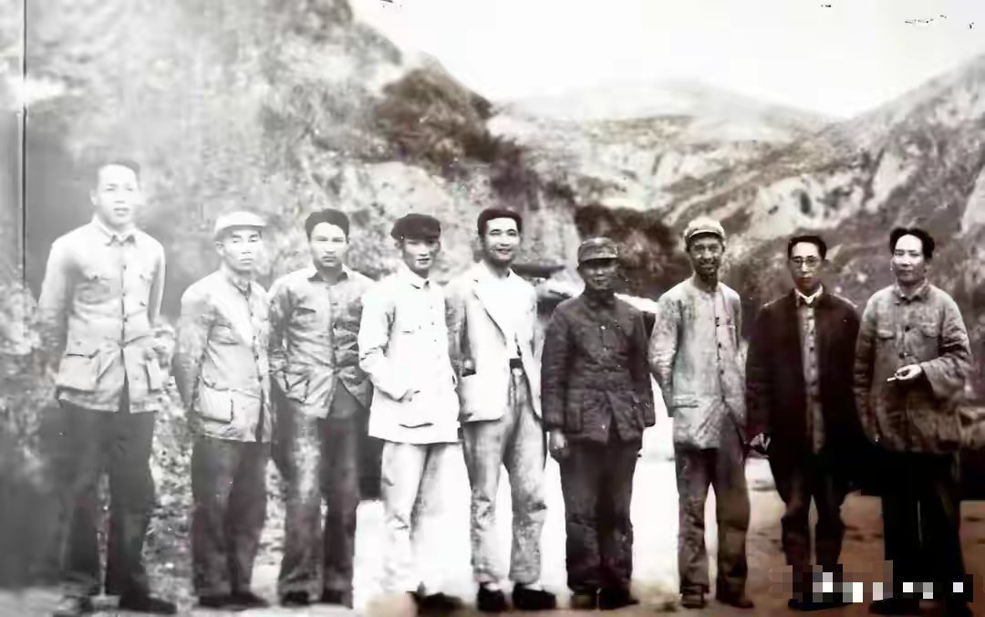 毛泽东与延安中央医院的医护人员，在李讷满月时留影。 
