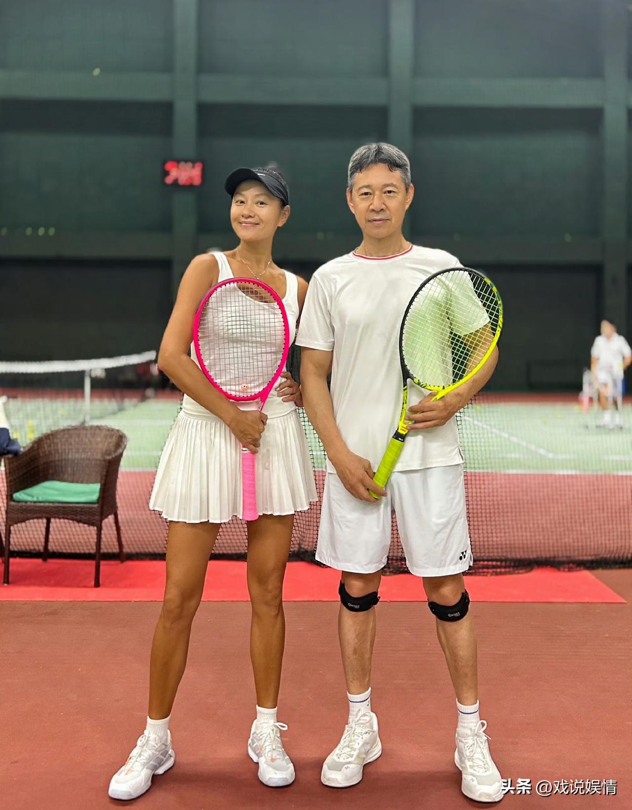 瞿颖与张丰毅打网球！
7月5日，瞿颖晒出一张与张丰毅的合影。合影拍摄于室内网球馆