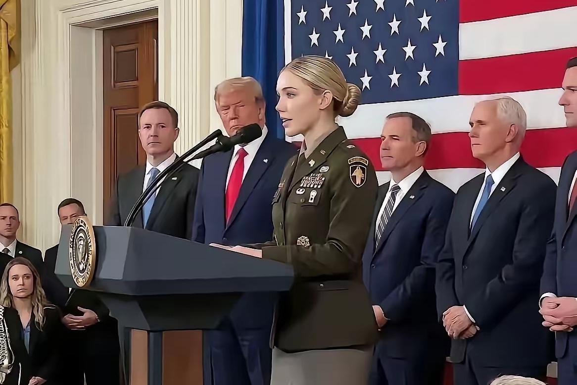 现场画面很有意思，一位美国女军官身着军装登台发言，长相清秀甜美，身形苗条挺拔，气