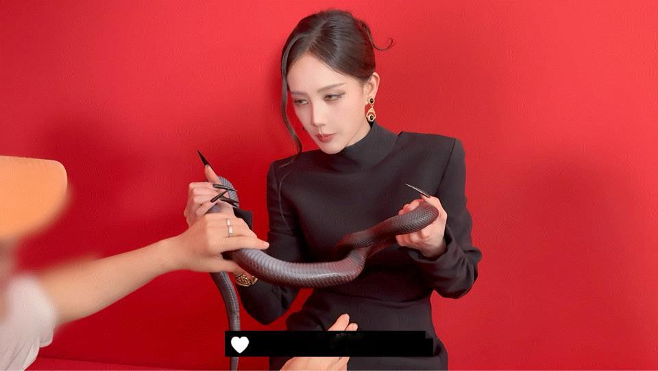 李一桐白蛇vs黑蛇李一桐芭莎用了两条蛇芭莎写真创意十足！李一桐白蛇vs黑蛇，拍摄