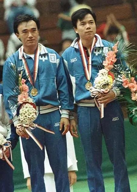 陈龙灿，1965 年生于四川成都。1988 年奥运会，他与韦晴光搭档获男双冠军，