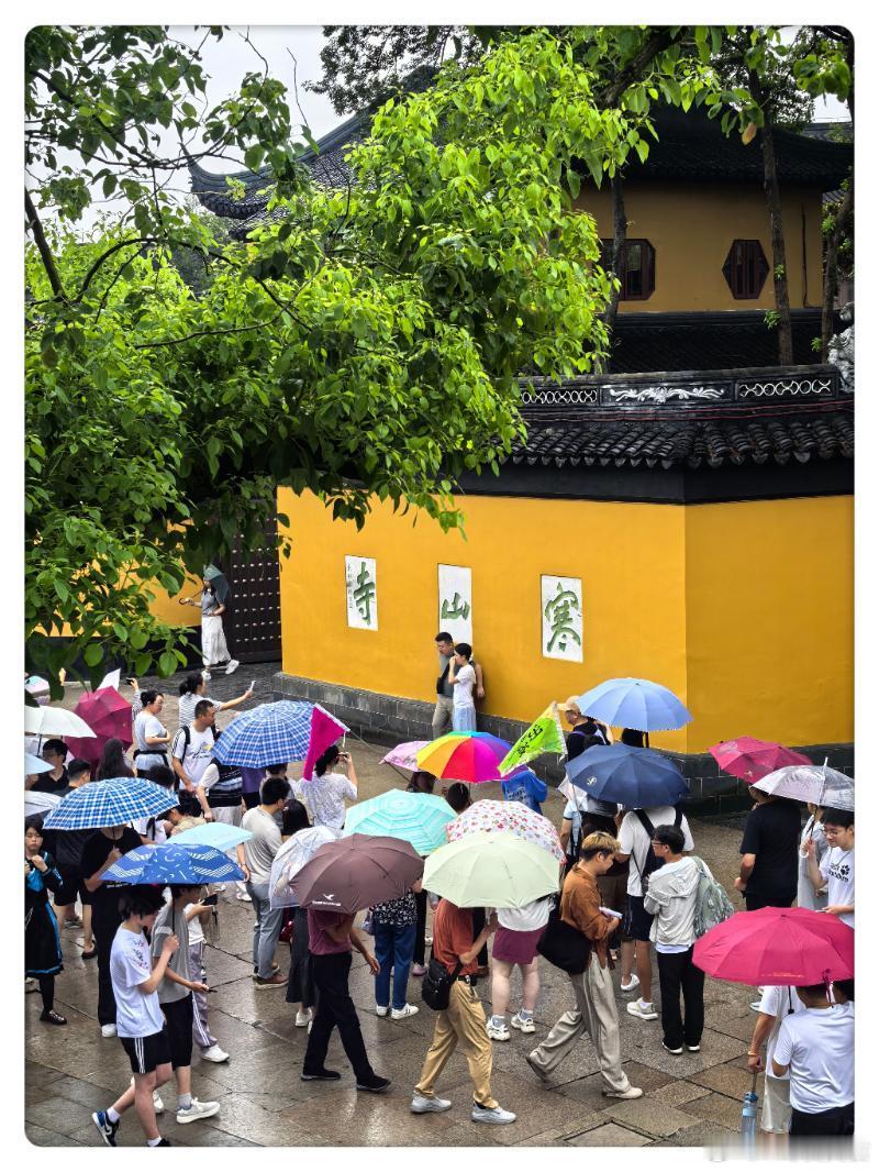月落乌啼霜满天，江枫渔火对愁眠。姑苏城外寒山寺，夜半钟声到客船。唐—张继 苏州·