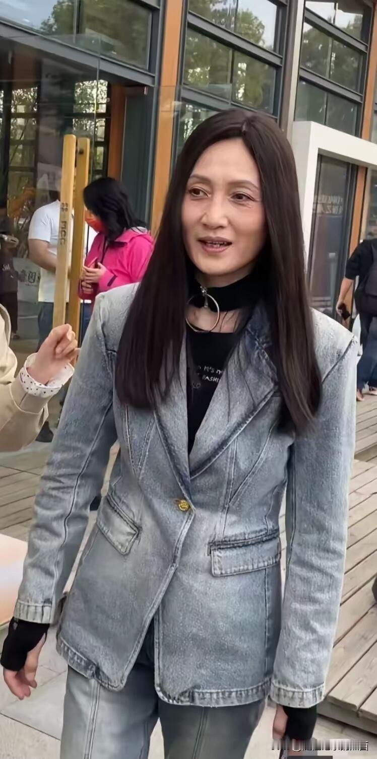 年轻的时候她是“最美杨贵妃”，在同时期的女演员里面，她长相属于比较洋气的那一种，