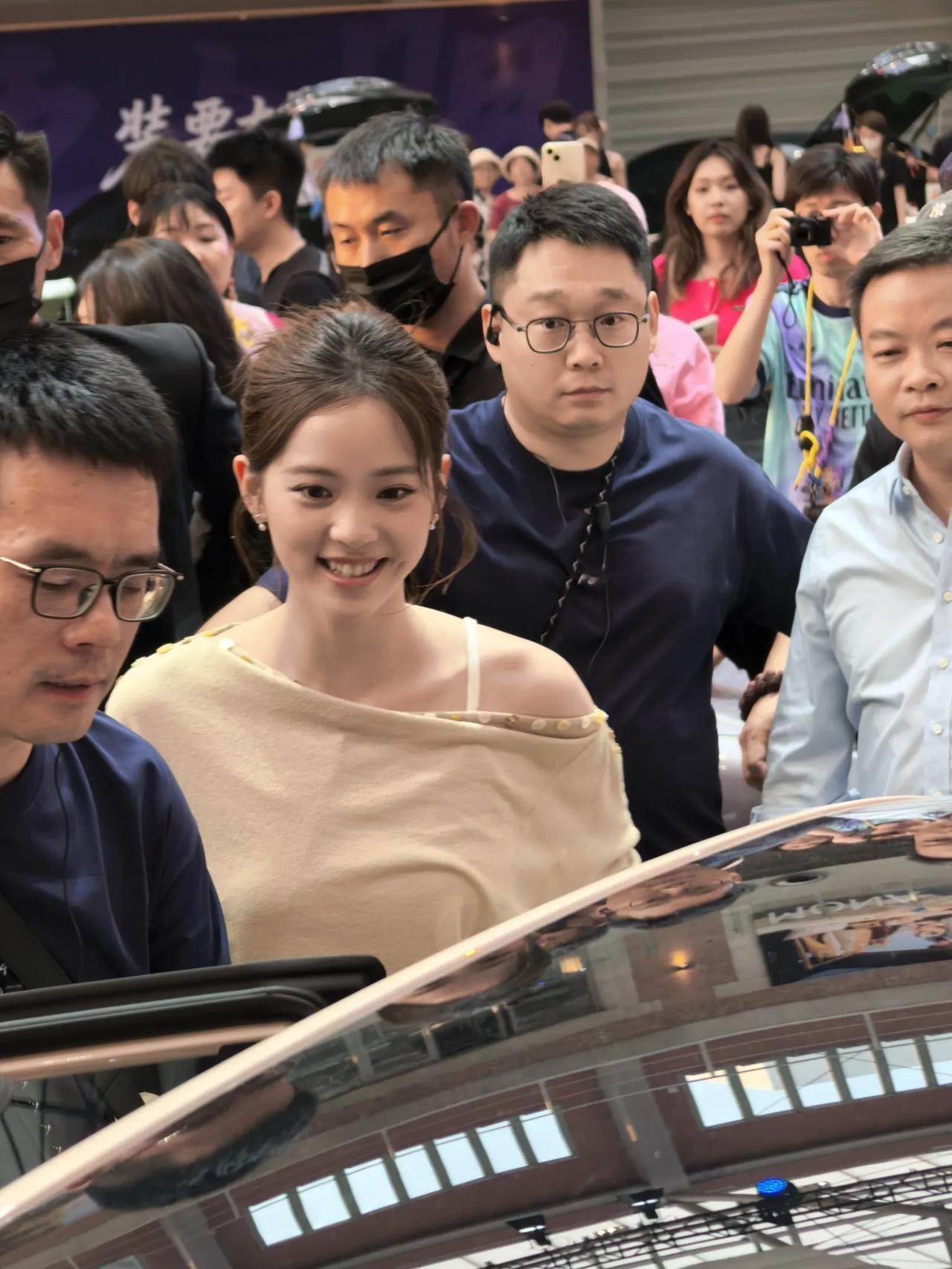 小鹏 MONA M03 发布会偶遇何小鹏和欧阳娜娜，娜娜邻家妹妹的感觉，很自然，