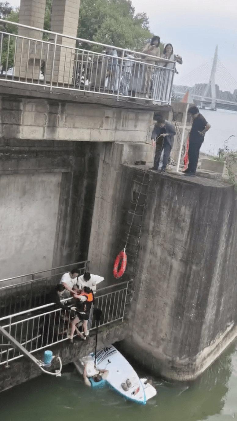 父女划桨板被困四川一水闸口的漩涡中，附近酒店员工和路人成功营救，施救者讲述救援过