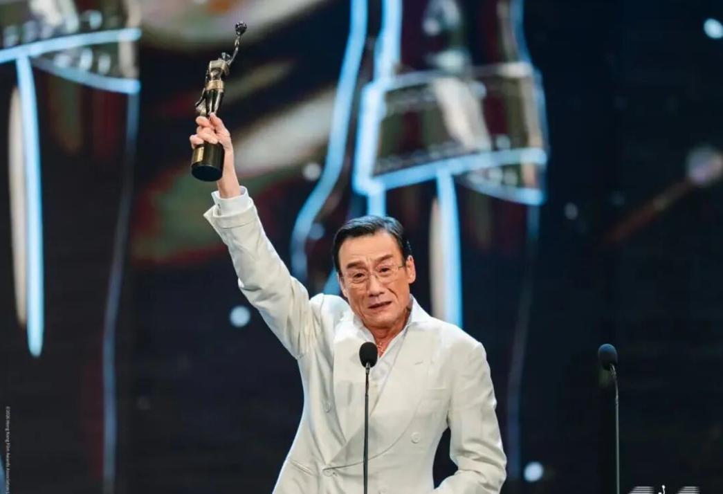 刘嘉玲的预言再次成真。
 
她早就吐槽过：
 
金像奖的影帝，不是姓刘，就是姓梁