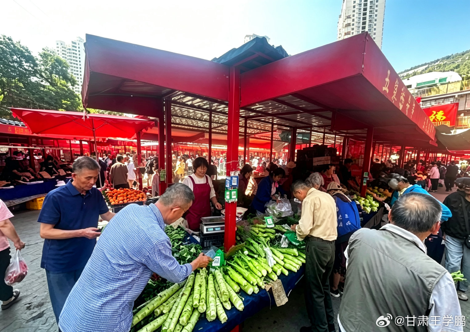 一座菜市场留住兰州人间烟火五泉早市的蝶变不止硬件升级，更打造完整民生消费生态圈。