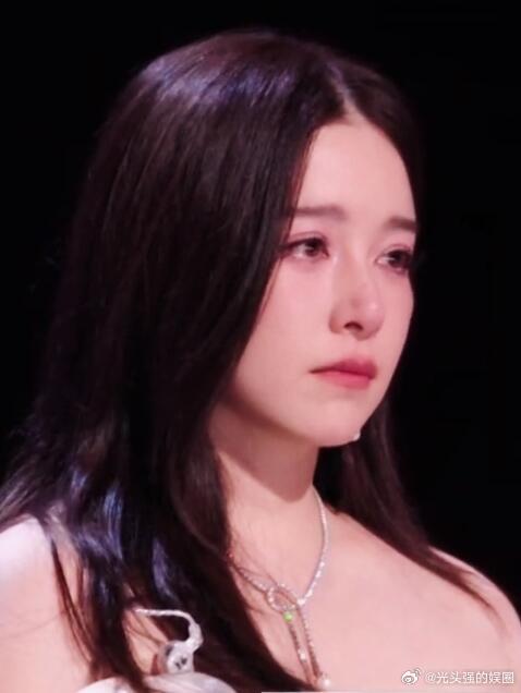 阚清子机场哭了抓拍画面里阚清子眼眶泛红，在公共场合悄悄落泪。不愿对外倾诉烦恼，一