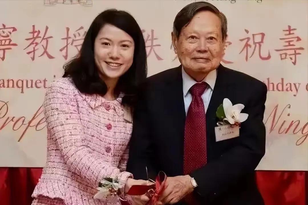 翁帆为什么嫁给杨振宁？有很多人用怀疑的态度看待杨振宁和翁帆的婚姻，当然，里面有很